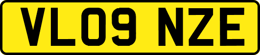 VL09NZE
