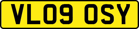 VL09OSY