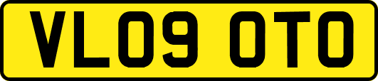 VL09OTO