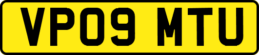 VP09MTU