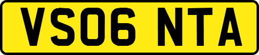 VS06NTA